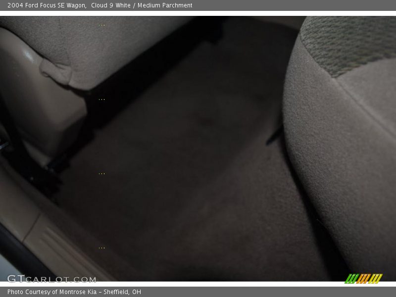 Cloud 9 White / Medium Parchment 2004 Ford Focus SE Wagon