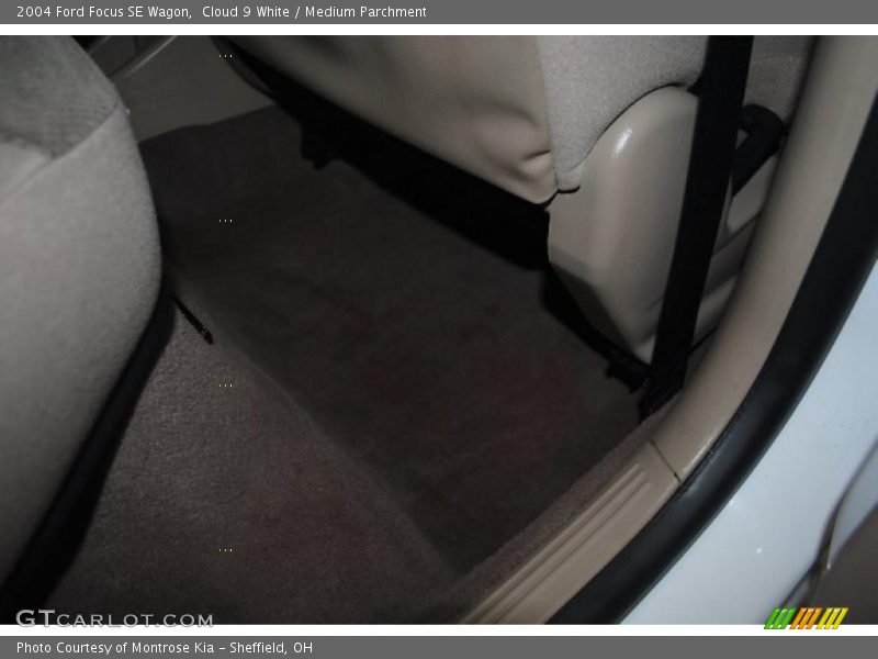 Cloud 9 White / Medium Parchment 2004 Ford Focus SE Wagon