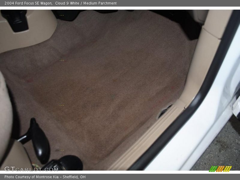 Cloud 9 White / Medium Parchment 2004 Ford Focus SE Wagon