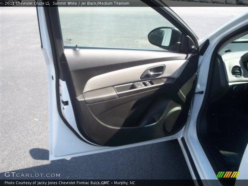 Summit White / Jet Black/Medium Titanium 2011 Chevrolet Cruze LS