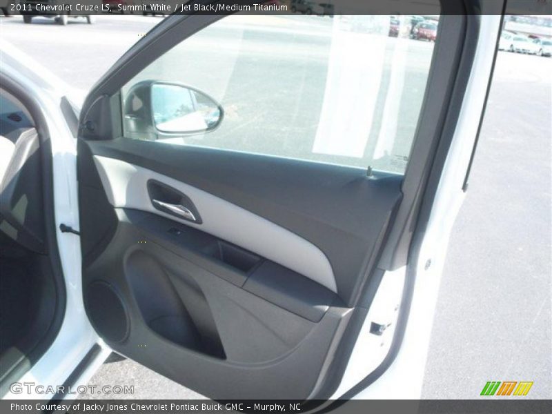 Summit White / Jet Black/Medium Titanium 2011 Chevrolet Cruze LS