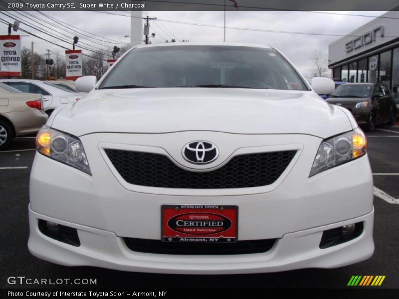 Super White / Charcoal 2009 Toyota Camry SE