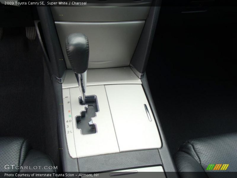 Super White / Charcoal 2009 Toyota Camry SE