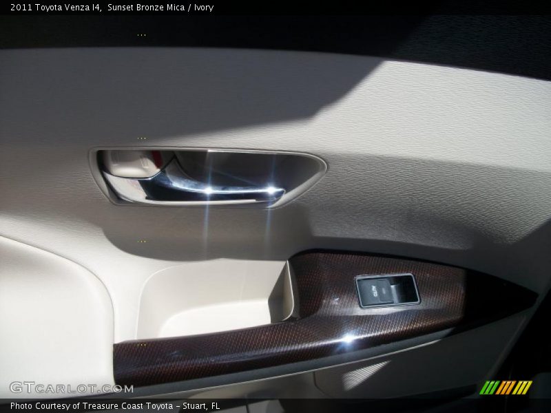Sunset Bronze Mica / Ivory 2011 Toyota Venza I4