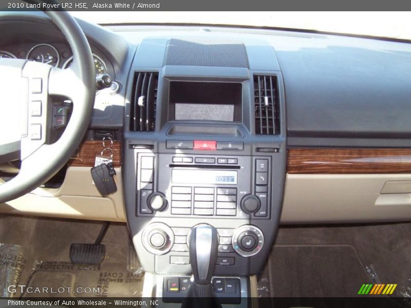 Alaska White / Almond 2010 Land Rover LR2 HSE