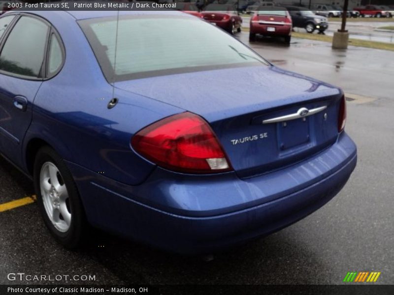 Patriot Blue Metallic / Dark Charcoal 2003 Ford Taurus SE