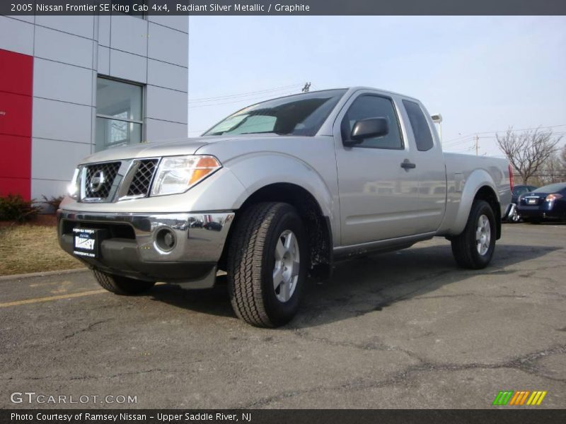 Radiant Silver Metallic / Graphite 2005 Nissan Frontier SE King Cab 4x4