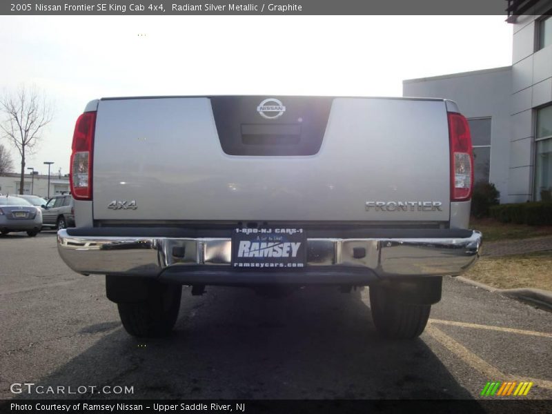 Radiant Silver Metallic / Graphite 2005 Nissan Frontier SE King Cab 4x4