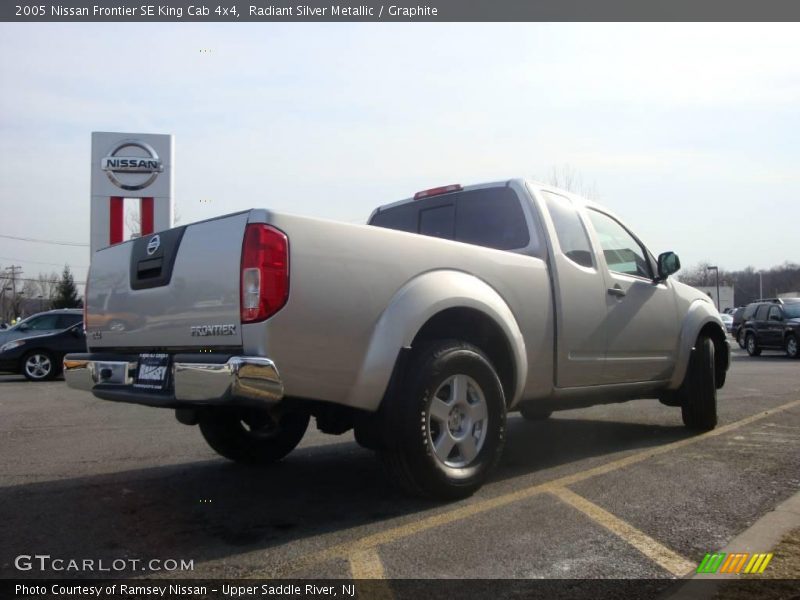 Radiant Silver Metallic / Graphite 2005 Nissan Frontier SE King Cab 4x4