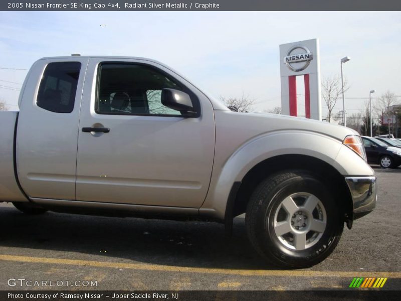 Radiant Silver Metallic / Graphite 2005 Nissan Frontier SE King Cab 4x4