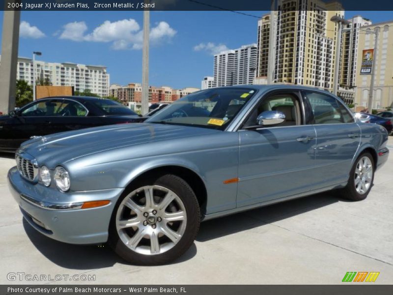 Front 3/4 View of 2004 XJ Vanden Plas