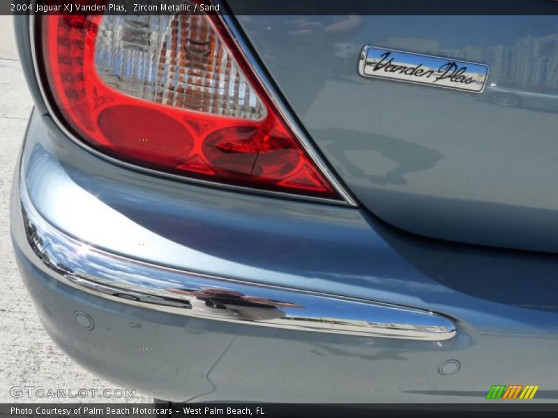  2004 XJ Vanden Plas Logo