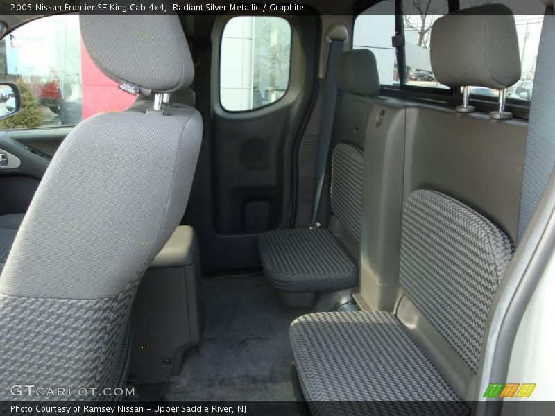 Radiant Silver Metallic / Graphite 2005 Nissan Frontier SE King Cab 4x4