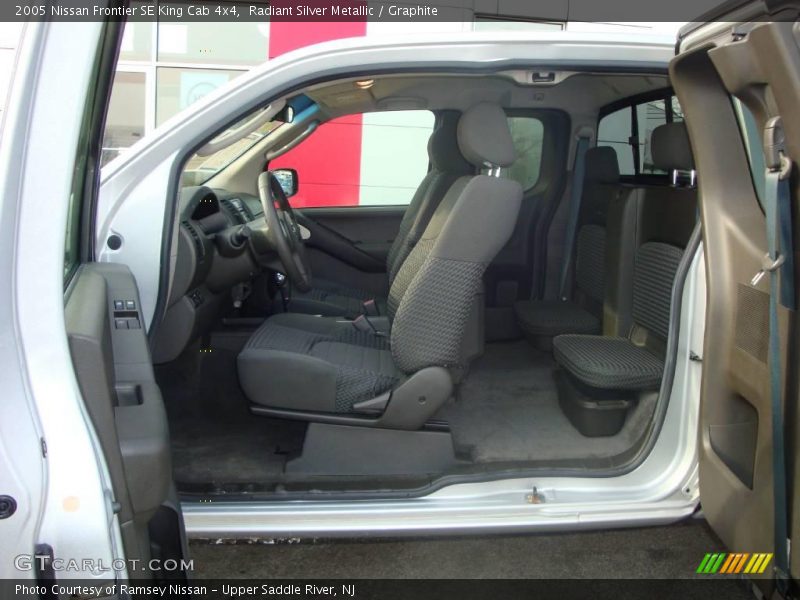 Radiant Silver Metallic / Graphite 2005 Nissan Frontier SE King Cab 4x4