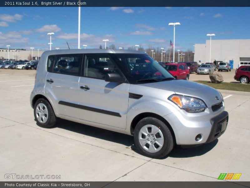 Front 3/4 View of 2011 Soul 1.6