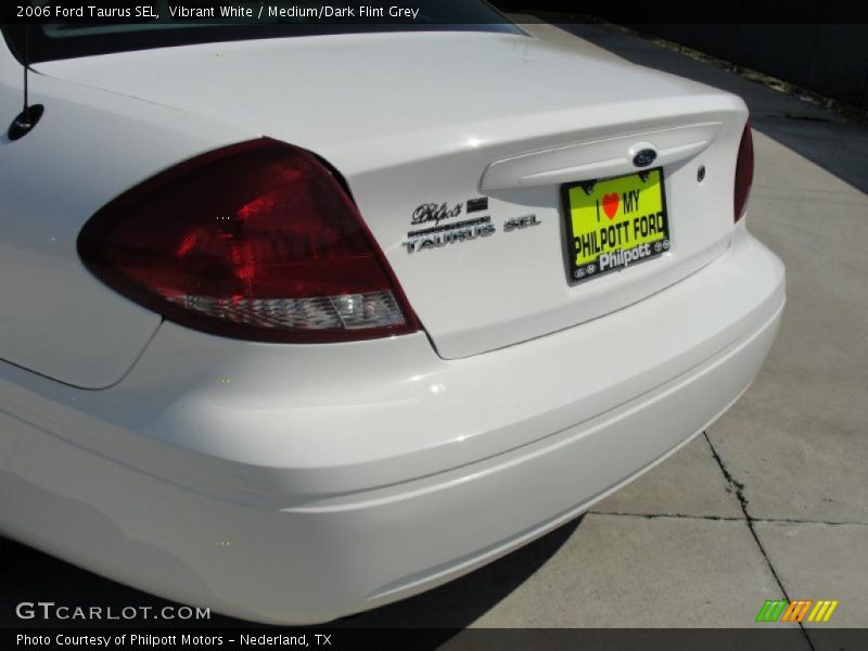 Vibrant White / Medium/Dark Flint Grey 2006 Ford Taurus SEL