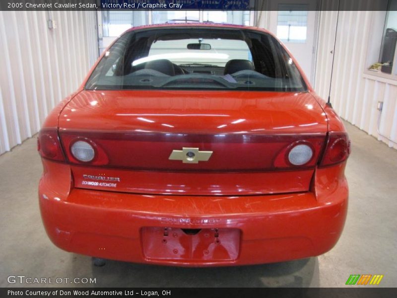 Victory Red / Graphite Gray 2005 Chevrolet Cavalier Sedan