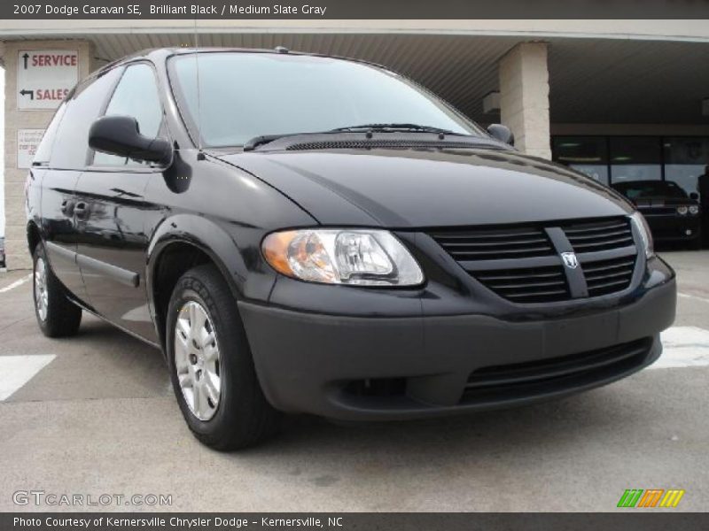 Front 3/4 View of 2007 Caravan SE