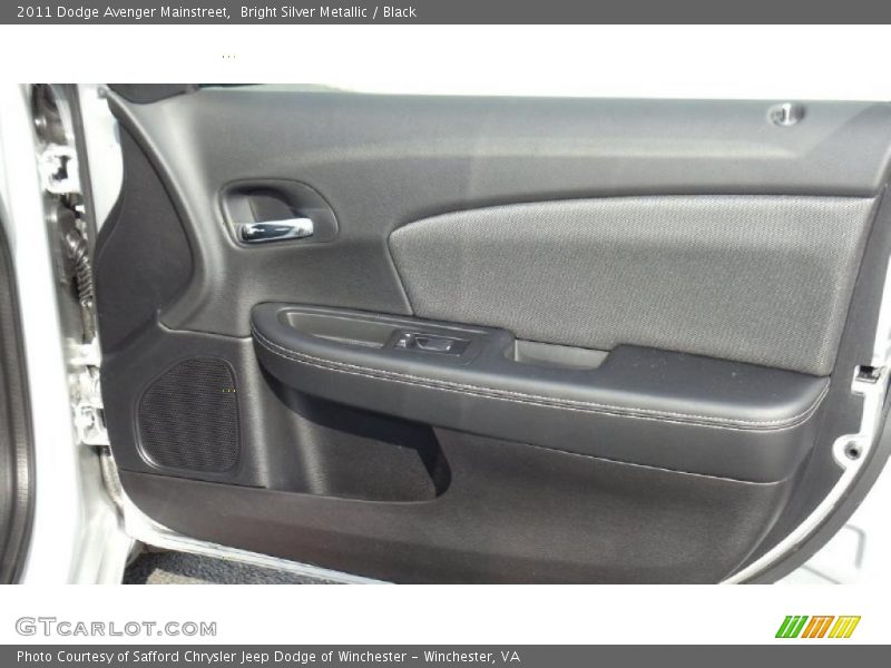 Bright Silver Metallic / Black 2011 Dodge Avenger Mainstreet