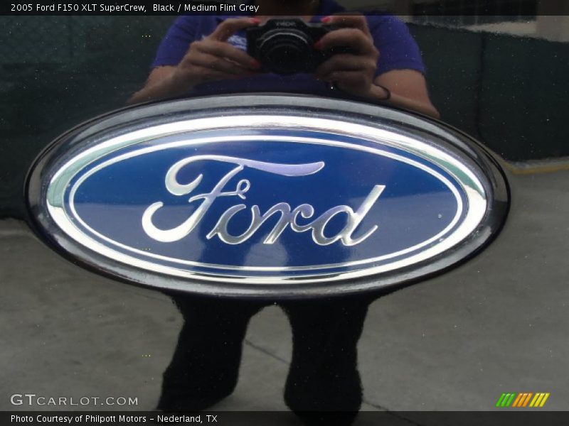 Black / Medium Flint Grey 2005 Ford F150 XLT SuperCrew