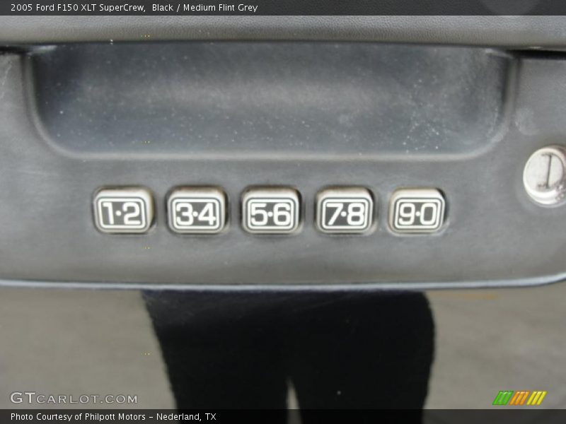 Black / Medium Flint Grey 2005 Ford F150 XLT SuperCrew