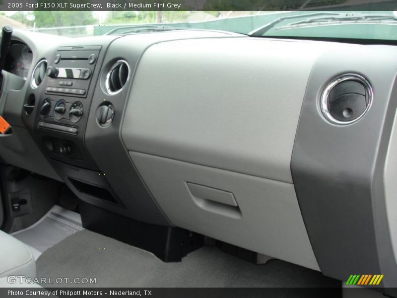 Black / Medium Flint Grey 2005 Ford F150 XLT SuperCrew