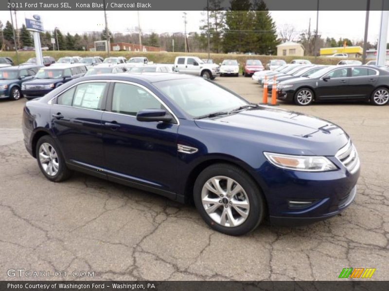 Front 3/4 View of 2011 Taurus SEL