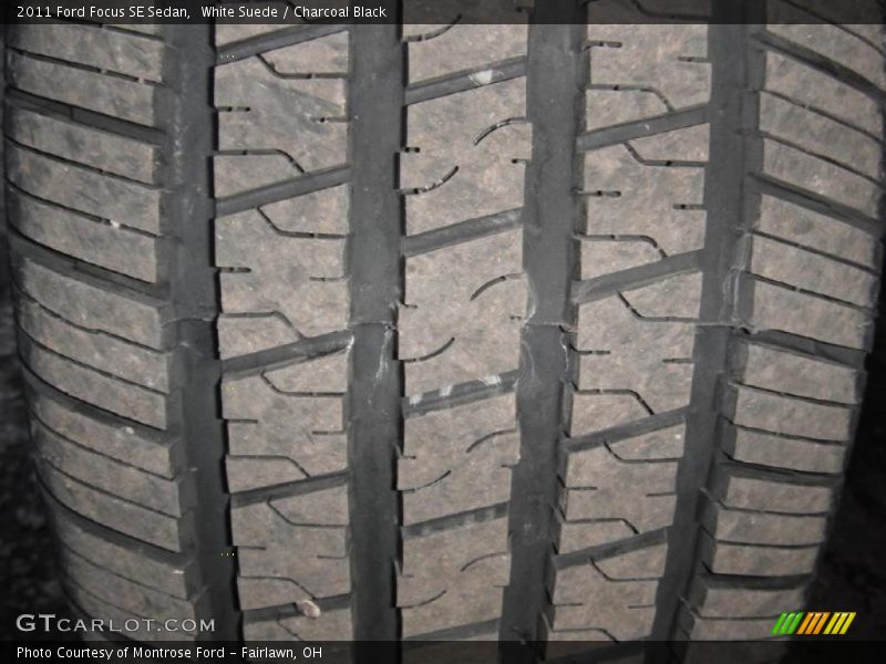 White Suede / Charcoal Black 2011 Ford Focus SE Sedan