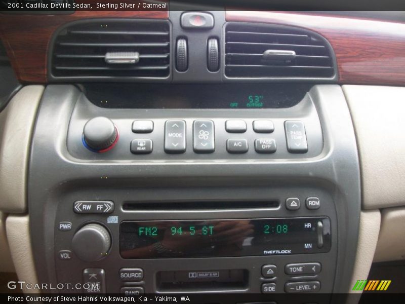Sterling Silver / Oatmeal 2001 Cadillac DeVille Sedan