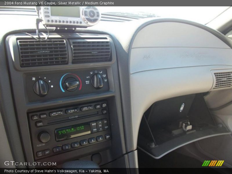 Silver Metallic / Medium Graphite 2004 Ford Mustang V6 Coupe