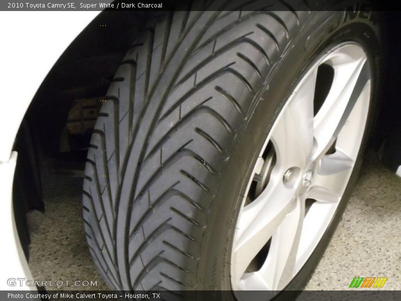 Super White / Dark Charcoal 2010 Toyota Camry SE