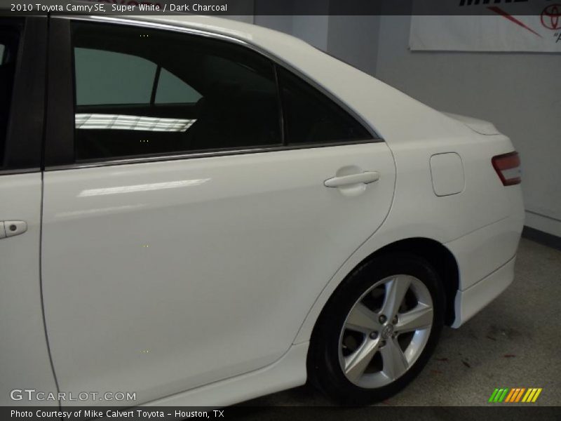 Super White / Dark Charcoal 2010 Toyota Camry SE