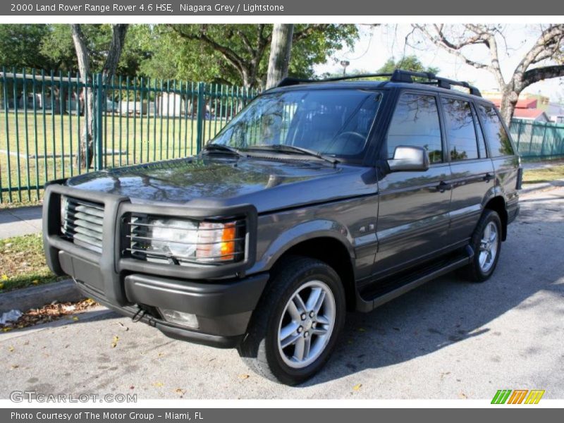 Front 3/4 View of 2000 Range Rover 4.6 HSE