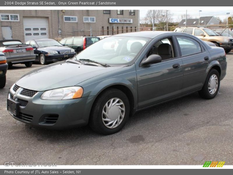 Front 3/4 View of 2004 Stratus SE Sedan