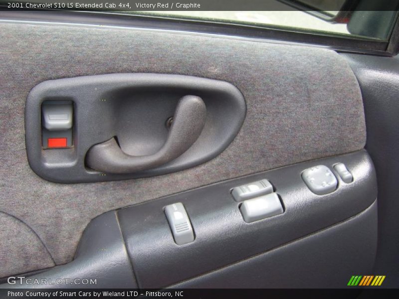 Victory Red / Graphite 2001 Chevrolet S10 LS Extended Cab 4x4