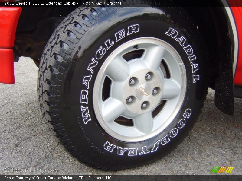 Victory Red / Graphite 2001 Chevrolet S10 LS Extended Cab 4x4