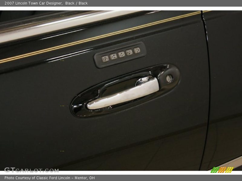 Black / Black 2007 Lincoln Town Car Designer