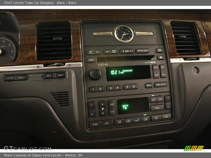 Controls of 2007 Town Car Designer