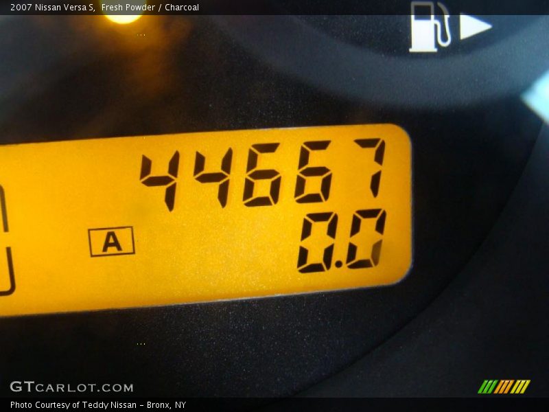 Fresh Powder / Charcoal 2007 Nissan Versa S