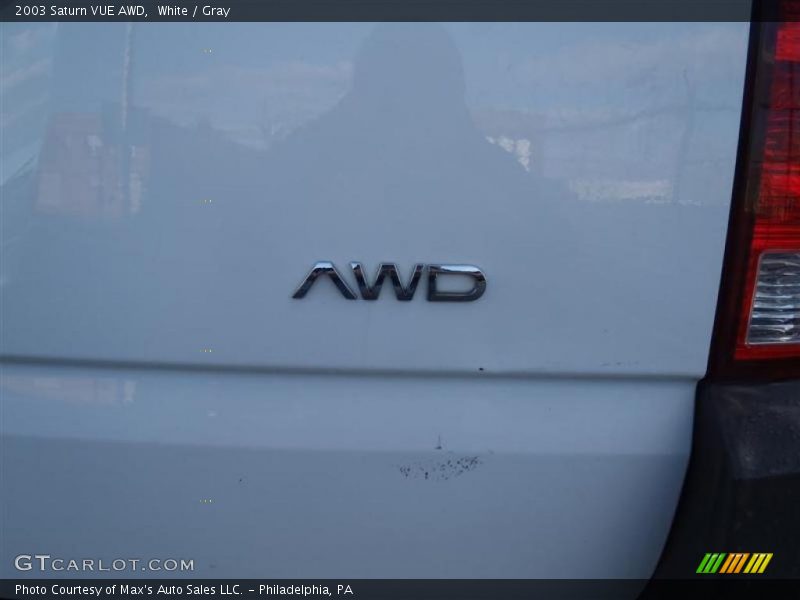 White / Gray 2003 Saturn VUE AWD