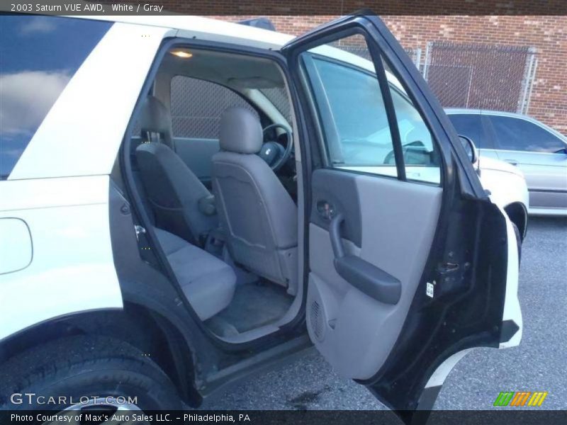 White / Gray 2003 Saturn VUE AWD