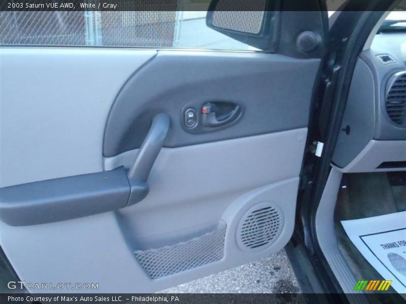 White / Gray 2003 Saturn VUE AWD