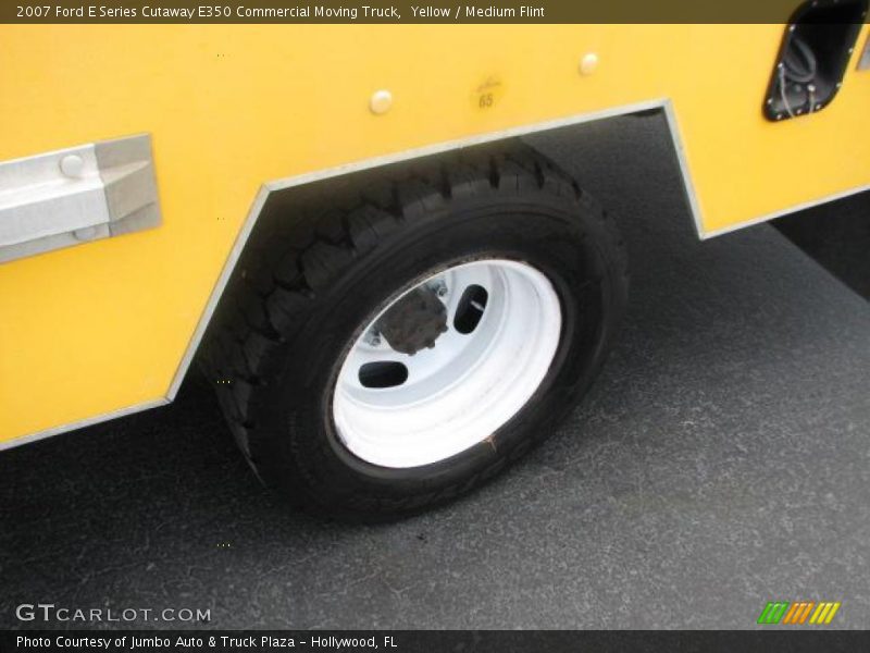 Yellow / Medium Flint 2007 Ford E Series Cutaway E350 Commercial Moving Truck