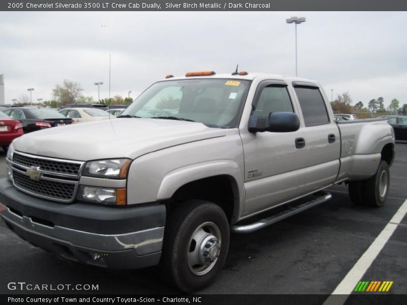 Front 3/4 View of 2005 Silverado 3500 LT Crew Cab Dually