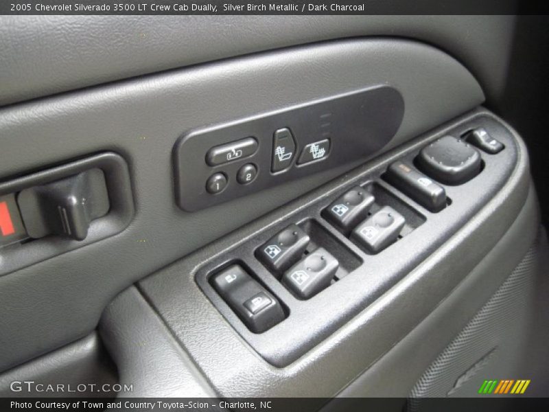Controls of 2005 Silverado 3500 LT Crew Cab Dually