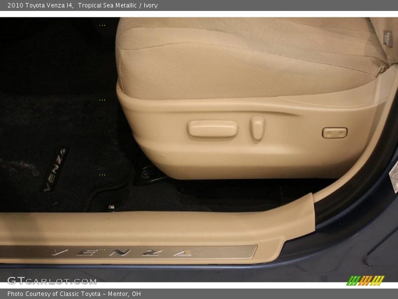 Tropical Sea Metallic / Ivory 2010 Toyota Venza I4