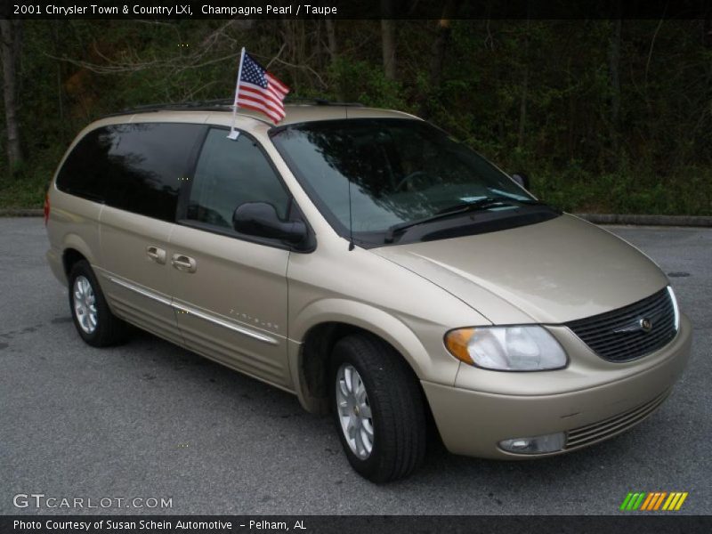 Front 3/4 View of 2001 Town & Country LXi