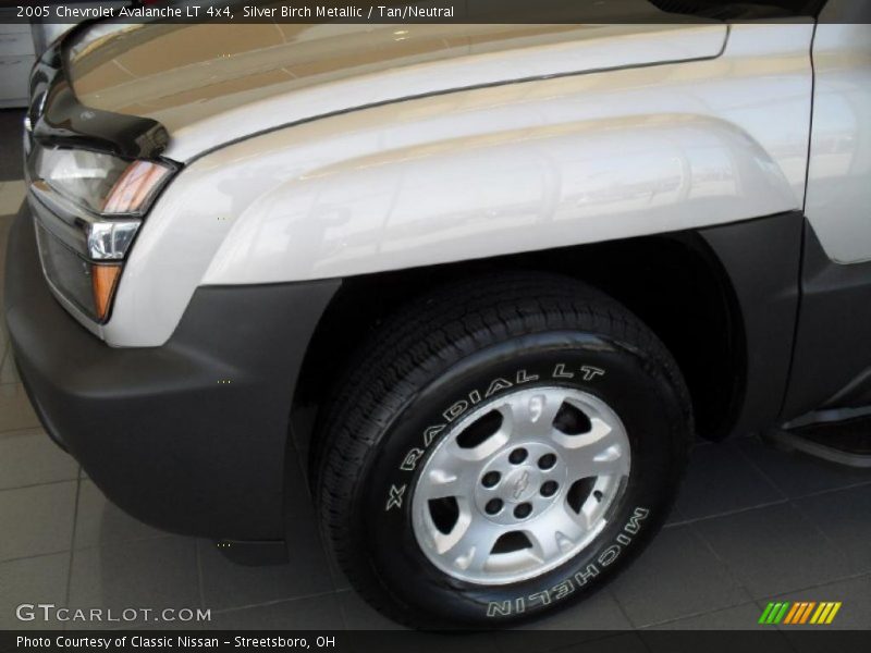 Silver Birch Metallic / Tan/Neutral 2005 Chevrolet Avalanche LT 4x4