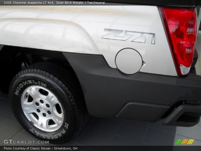 Silver Birch Metallic / Tan/Neutral 2005 Chevrolet Avalanche LT 4x4