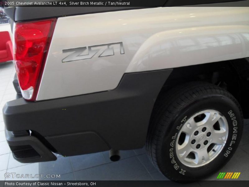 Silver Birch Metallic / Tan/Neutral 2005 Chevrolet Avalanche LT 4x4